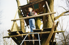 108625 Afbeelding van een jongen in een boomhut te Utrecht.N.B. De foto is gemaakt door Luis Miguel Neira.